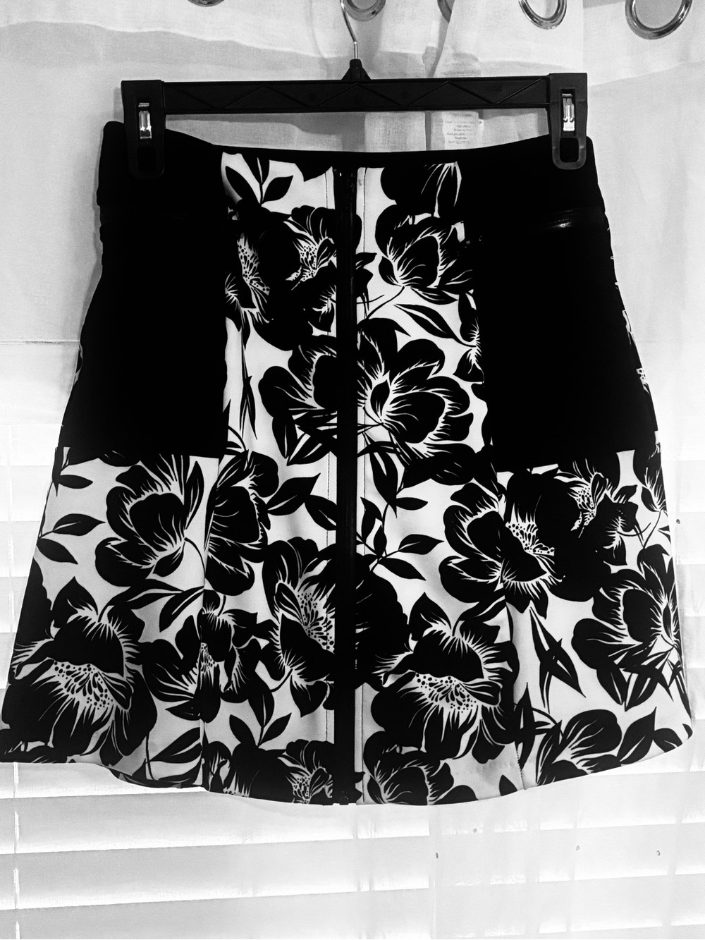 Worthington Petite Black & White Floral Skirt with Full-length front zipper
